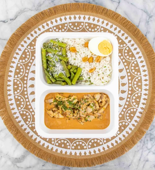 Gado gado • kipreepjes • witte rijst • satésaus • sperziebonen • ei • pinda’s • kokos