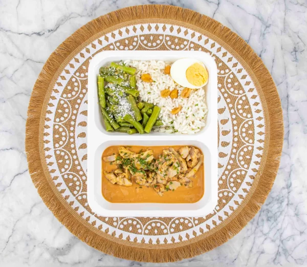 Gado gado • kipreepjes • witte rijst • satésaus • sperziebonen • ei • pinda’s • kokos