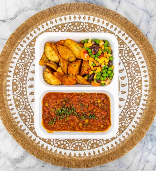 Rode curry • rundergehakt • aubergine • linzen • tomaat • aardappelwedges • gemengde groenten