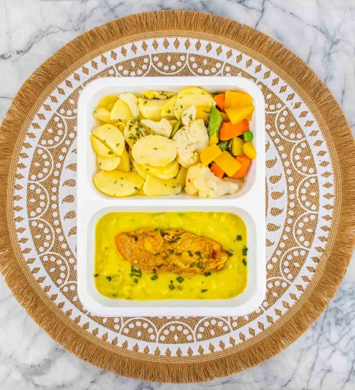 Kipfilet • kerriesaus • gekookte aardappels • gemengde groenten