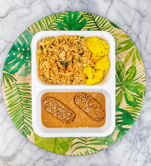 Tempeh • satésaus • nasi • gele bloemkool