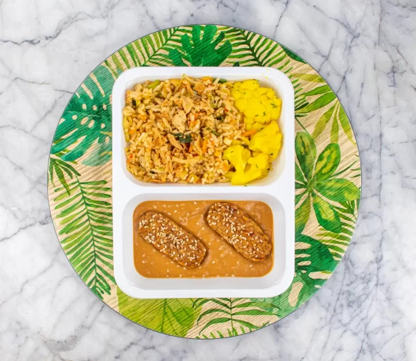 Tempeh • satésaus • nasi • gele bloemkool