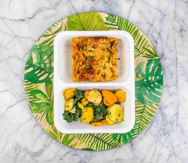 9.-VEGA-Pompoen-lasagne-zoete-aardappel-kruidenroomkaas-spinazie-wortelschijfjes-scaled Vega lasagne bolognese • gemengde groenten • kaassaus