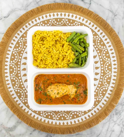 Gemarineerde kipfilet • stroganoffsaus • gele rijst • sperziebonen