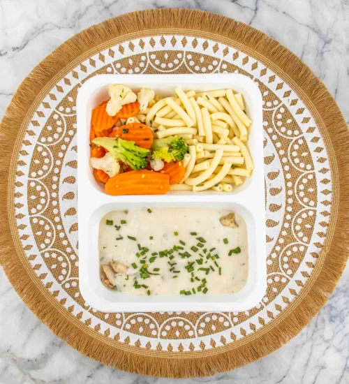 Macaroni • kipfilet • champignon-roomsaus • bieslook • gemengde groenten