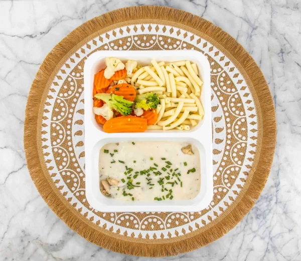 Macaroni • kipfilet • champignon-roomsaus • bieslook • gemengde groenten