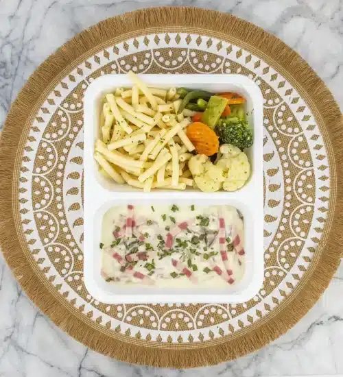 Pasta carbonara met halal kalkoen "spek" • pasta • gemengde groenten