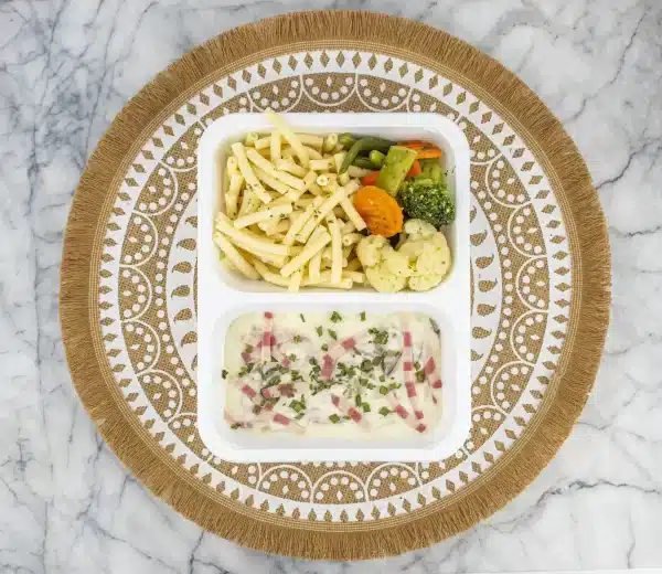 Pasta Pasta carbonara met halal kalkoen "spek" • pasta • gemengde groenten