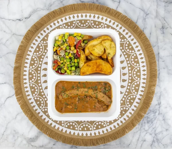 Runderworst Runderworst • stroganoffsaus • aardappel wedges • gemengde groenten