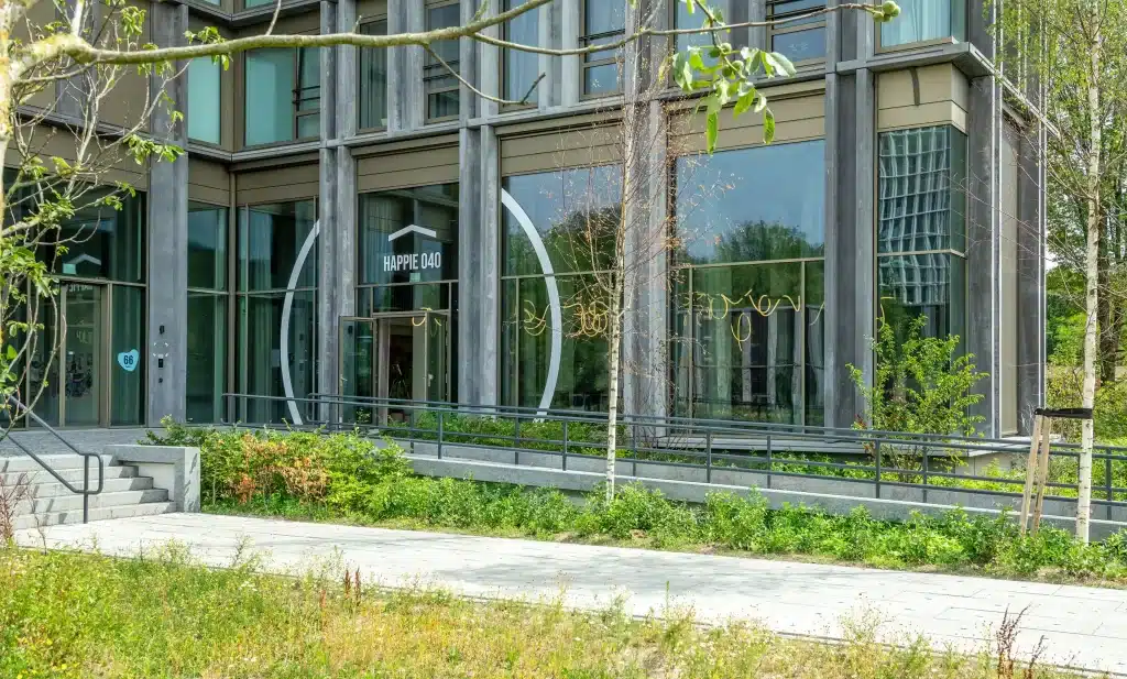 Vooraanzicht van het Happie040-pand, een uitnodigende ontmoetingsplek voor buurtbewoners en bezoekers.